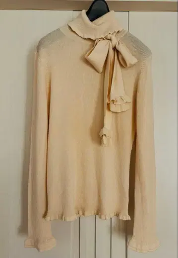 TO BE CHIC 리본 포함 프릴 터틀 스웨터