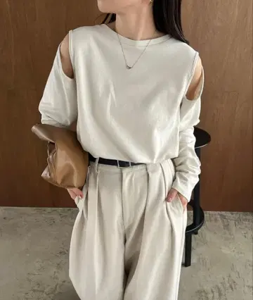 CAPLICIEUXLE'MAGE 카프레슈레마쥬 오프숄더 롱T