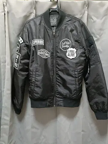 블랙 MA-1 자켓 패치 부착