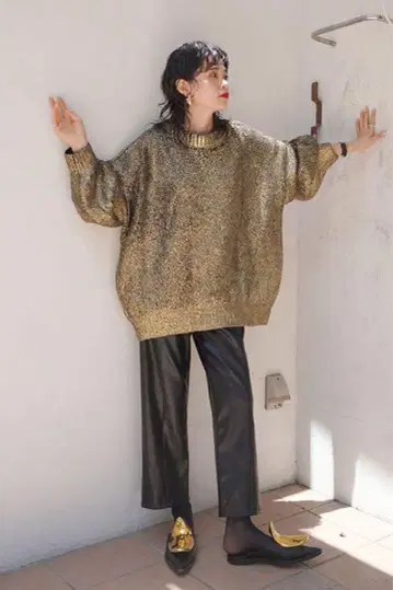 MECRE (메크르) 글리터 프린트 니트 풀오버 골드