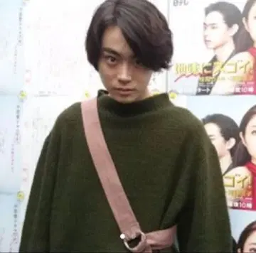 네온 사인 보틀넥 니트 스다 마사키 착용