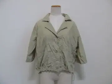 연한 그린 색상의 숏 기장 셔츠