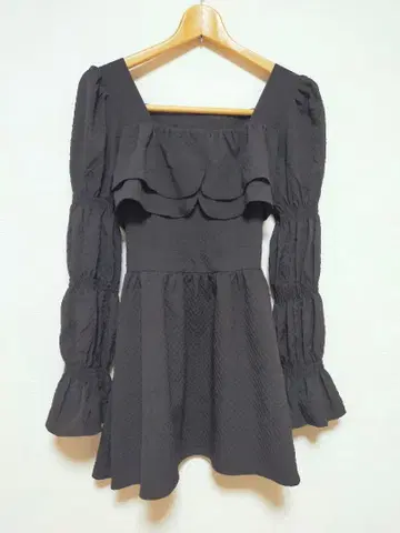 [ 미사용 새상품 ] 프릴 달린 블랙 상의