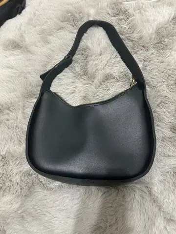 블랙 숄더백 지퍼 포함