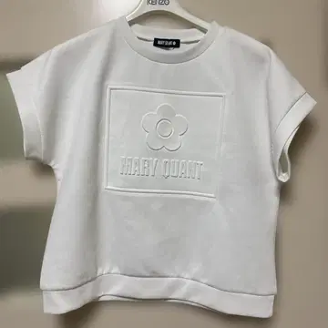 MARY QUANT 플라워 엠보싱 로고 T셔츠