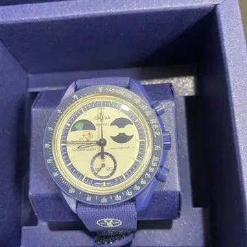 SwatchEarthphase Moonshine Gold