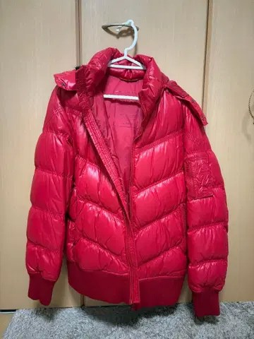 빨간색 다운 자켓 퍼 달린 후드