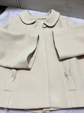 Feroux 베이지 코트 비쥬 부착