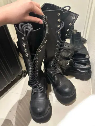 데모니아 레이스업 롱 부츠