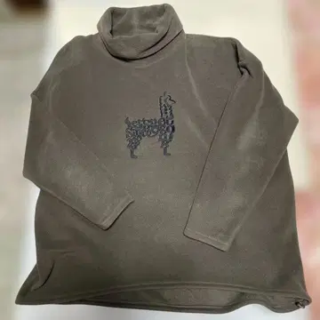 베타 플리스 터틀넥 알파카 로고