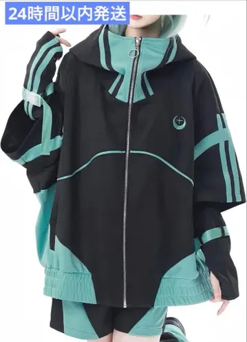 스포티한 블랙과 터콰이즈 후드티