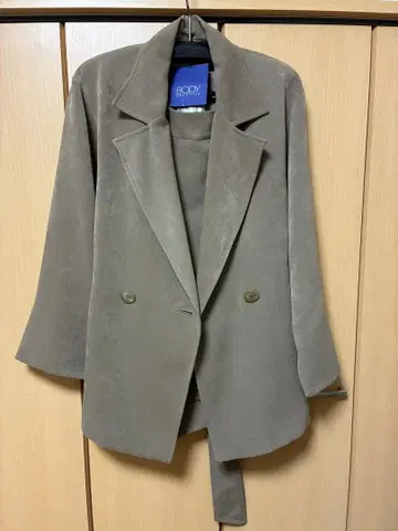 BODY DRESSING 자켓 & 미니 스커트 2세트