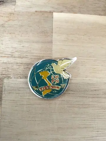 VIETNAM 핀 배지 지구본과 비둘기