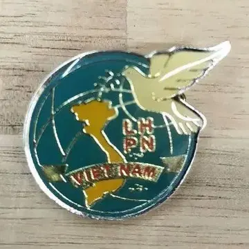 VIETNAM 핀 배지 지구본과 비둘기