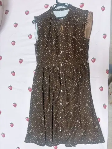 브라운 슬리브리스 원피스