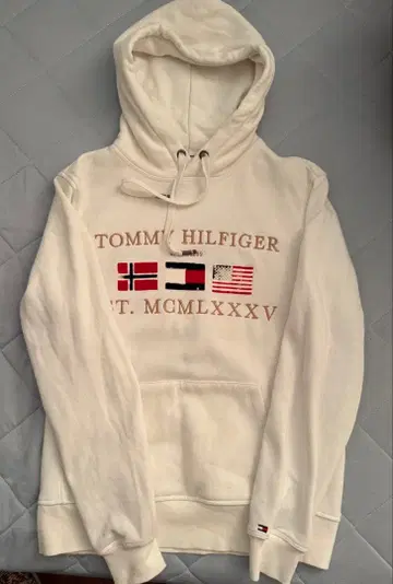 TOMMY HILFIGER 화이트 후드 부착 후드티