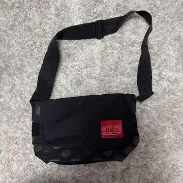 도트 무늬 블랙 메신저 백