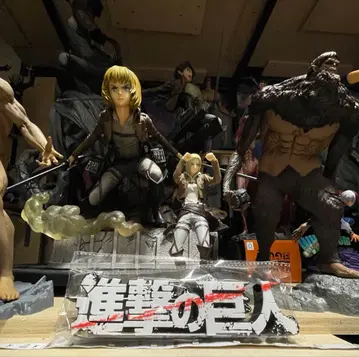 진격의 거인 로고 피규어