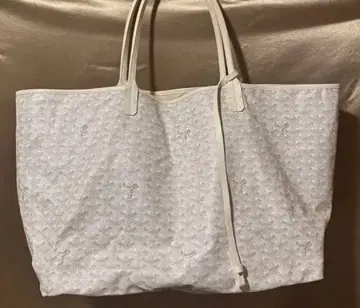 화이트 토트백 엠보싱 로고 포함 파우치 포함