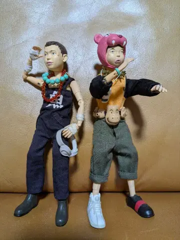 철콘 근크리트 시로와 쿠로 액션 피규어