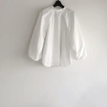 Mila Owen 밀라 오웬 래글런 턱 볼륨 슬리브 블라우스