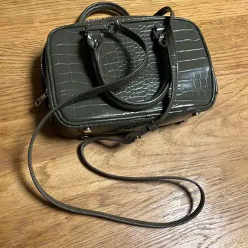 뷰티 앤 유스 올리브 그린 크로커다일풍 숄더백