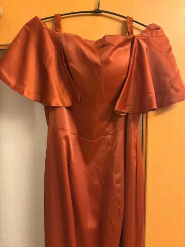 오프숄더 새틴 롱 드레스