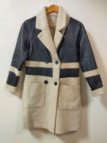 가죽 보아 롱 코트 블랙/베이지