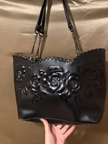 정가 20만엔 블랙 토트백 천연 가죽 체인 블랙 장미 꽃