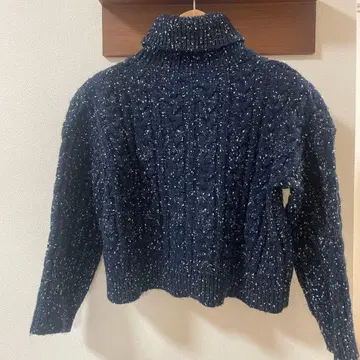 네이비 케이블 짜임 터틀넥 스웨터