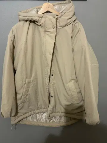 베이지 후드 부착 다운 자켓