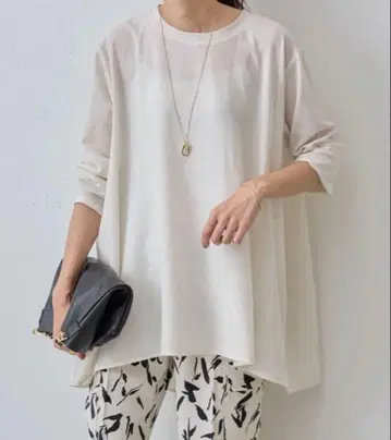 BEARDSLEY 뒷 드레이프 블라우스