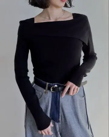 Re:EDIT [브라끈 숨김] 비대칭 오프숄더 리브 니트탑