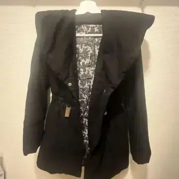 rienda 후드 부착 다운 코트 블랙