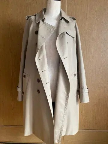 베이지 트렌치코트 견장 부착
