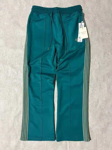 새상품 confirm 트랙 팬츠 그린