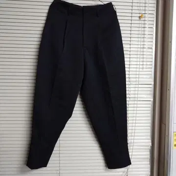 약 35년 전의 블랙 2턱 슬랙스입니다.