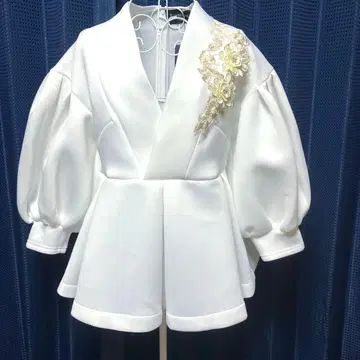 SMILE ORCHID 꽃 모티브 V넥 벌룬 소매 상의