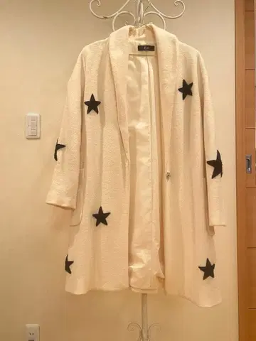 크림색 별 패턴 롱 코트