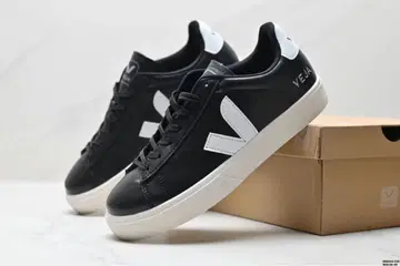 VEJA 블랙 가죽 스니커즈