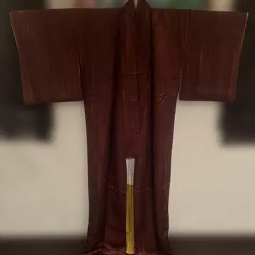 와인 컬러 기모노 골드 컬러 라메감이 악센트입니다.