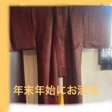 와인 컬러 기모노 골드 컬러 라메감이 악센트입니다.