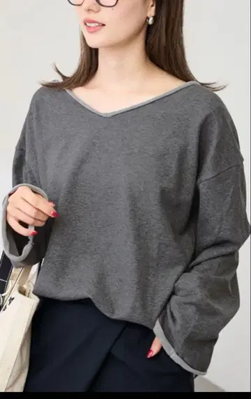 프레임워크 뉴앙스 V넥 맨투맨