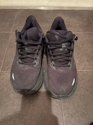 HOKA ONE ONE 블랙스니커즈 BONDAI9