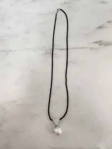 블랙 비즈와 펄 목걸이