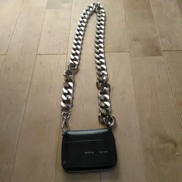 KARA 블랙 숄더백 메탈 체인