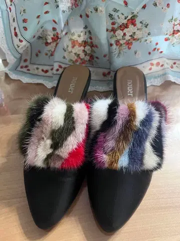 nouer 퍼 장식 뮬 샌들