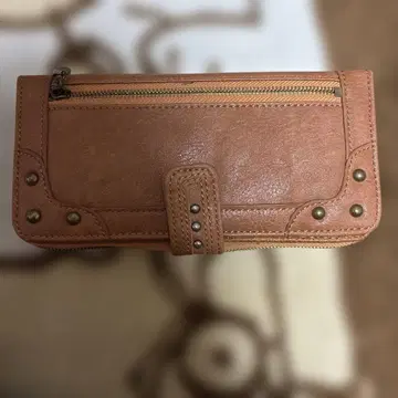 스터드 장식 브라운 장지갑