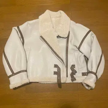 무루아 화이트 숏 무스탕 코트