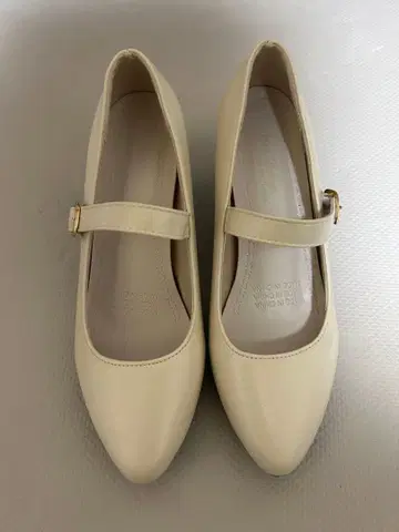 화이트 스트랩 포함 펌프스 중간 힐